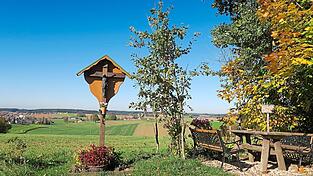 Es muss nicht immer die perfekte Aussicht sein, die einen Lieblingsplatz ausmacht - es ist oft der Platz selbst, der zu einer Rast mit Wegkreuz und zum Nachdenken einl&auml;dt.