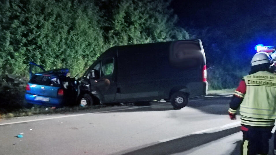 Bei einem Unfall auf der B20 bei Ascha sind in der Nacht zum Montag mehrere Menschen gestorben. Bei einem Unfall auf der B20 bei Ascha sind in der Nacht zum Montag mehrere Menschen gestorben.