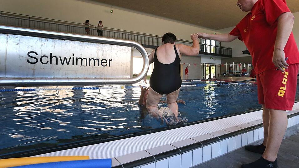 Vielerorts bietet der Verband auch Schwimmkurse an. (Archivbild)