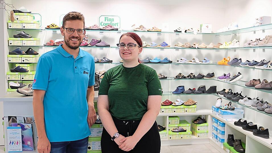 Viereinhalb Jahre war die Stelle unbesetzt, nun freut sich Marco Kleas, mit Angelina Bindl eine Orthopädie-Schuhmacherin ausbilden zu können. Viereinhalb Jahre war die Stelle unbesetzt, nun freut sich Marco Kleas, mit Angelina Bindl eine Orthopädie-Schuhmacherin ausbilden zu können.
