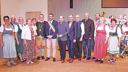 Festgäste und Wegbegleiter der Partnerschaft: Gemeinderätin Diana Reichvilser, Altbürgermeister Gerhard Babl, Zweite Bürgermeisterin Melanie Nagy, stv. Landrätin Claudia Geilersdorfer, Gemeinderätin Ute Bockelmann, Bürgermeister Marcel Zviedris, Vertreter Roanas Gemeinderat Alessio Fabris, MdB Florian Oßner, Bürgermeister Anton Maier, Vorsitzender des Cimbernkuratoriums Jakob Oßner, Gemeinderäte Thomas Höbl und Markus Oßner, Altbürgermeisterin Maria Neudecker, langjährige Gemeinderätin Maria Fischer. Festgäste und Wegbegleiter der Partnerschaft: Gemeinderätin Diana Reichvilser, Altbürgermeister Gerhard Babl, Zweite Bürgermeisterin Melanie Nagy, stv. Landrätin Claudia Geilersdorfer, Gemeinderätin Ute Bockelmann, Bürgermeister Marcel Zviedris, Vertreter Roanas Gemeinderat Alessio Fabris, MdB Florian Oßner, Bürgermeister Anton Maier, Vorsitzender des Cimbernkuratoriums Jakob Oßner, Gemeinderäte Thomas Höbl und Markus Oßner, Altbürgermeisterin Maria Neudecker, langjährige Gemeinderätin Maria Fischer.
