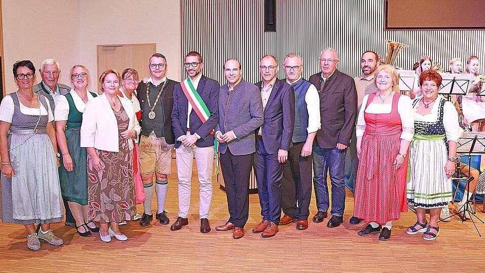 Festgäste und Wegbegleiter der Partnerschaft: Gemeinderätin Diana Reichvilser, Altbürgermeister Gerhard Babl, Zweite Bürgermeisterin Melanie Nagy, stv. Landrätin Claudia Geilersdorfer, Gemeinderätin Ute Bockelmann, Bürgermeister Marcel Zviedris, Vertreter Roanas Gemeinderat Alessio Fabris, MdB Florian Oßner, Bürgermeister Anton Maier, Vorsitzender des Cimbernkuratoriums Jakob Oßner, Gemeinderäte Thomas Höbl und Markus Oßner, Altbürgermeisterin Maria Neudecker, langjährige Gemeinderätin Maria Fischer. Festgäste und Wegbegleiter der Partnerschaft: Gemeinderätin Diana Reichvilser, Altbürgermeister Gerhard Babl, Zweite Bürgermeisterin Melanie Nagy, stv. Landrätin Claudia Geilersdorfer, Gemeinderätin Ute Bockelmann, Bürgermeister Marcel Zviedris, Vertreter Roanas Gemeinderat Alessio Fabris, MdB Florian Oßner, Bürgermeister Anton Maier, Vorsitzender des Cimbernkuratoriums Jakob Oßner, Gemeinderäte Thomas Höbl und Markus Oßner, Altbürgermeisterin Maria Neudecker, langjährige Gemeinderätin Maria Fischer.
