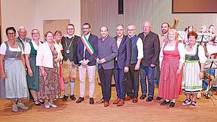 Festgäste und Wegbegleiter der Partnerschaft: Gemeinderätin Diana Reichvilser, Altbürgermeister Gerhard Babl, Zweite Bürgermeisterin Melanie Nagy, stv. Landrätin Claudia Geilersdorfer, Gemeinderätin Ute Bockelmann, Bürgermeister Marcel Zviedris, Vertreter Roanas Gemeinderat Alessio Fabris, MdB Florian Oßner, Bürgermeister Anton Maier, Vorsitzender des Cimbernkuratoriums Jakob Oßner, Gemeinderäte Thomas Höbl und Markus Oßner, Altbürgermeisterin Maria Neudecker, langjährige Gemeinderätin Maria Fischer. Festgäste und Wegbegleiter der Partnerschaft: Gemeinderätin Diana Reichvilser, Altbürgermeister Gerhard Babl, Zweite Bürgermeisterin Melanie Nagy, stv. Landrätin Claudia Geilersdorfer, Gemeinderätin Ute Bockelmann, Bürgermeister Marcel Zviedris, Vertreter Roanas Gemeinderat Alessio Fabris, MdB Florian Oßner, Bürgermeister Anton Maier, Vorsitzender des Cimbernkuratoriums Jakob Oßner, Gemeinderäte Thomas Höbl und Markus Oßner, Altbürgermeisterin Maria Neudecker, langjährige Gemeinderätin Maria Fischer.