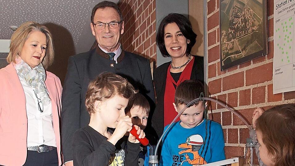 Rektorin Margarete Gatt-Bouchouareb (rechts) freute sich mit Konrektorin Claudia Jaschke-Protschky (links) über die Auszeichnung zur Miniphänomenta-Schule, hier mit Bürgermeister Hans Thiel und einigen Schülern an einer Experimentierstation Rektorin Margarete Gatt-Bouchouareb (rechts) freute sich mit Konrektorin Claudia Jaschke-Protschky (links) über die Auszeichnung zur Miniphänomenta-Schule, hier mit Bürgermeister Hans Thiel und einigen Schülern an einer Experimentierstation