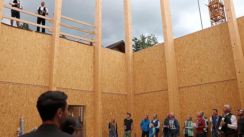 Noch fehlt der obere Teil der Kletterhalle, die weiteren Holzmodule und das Dach sollen nächste Woche montiert werden. Noch fehlt der obere Teil der Kletterhalle, die weiteren Holzmodule und das Dach sollen nächste Woche montiert werden.