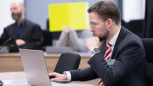 Beate Zschäpe sagt am OLG Dresden in Begleitung eines Anwalts aus. Beate Zschäpe sagt am OLG Dresden in Begleitung eines Anwalts aus.