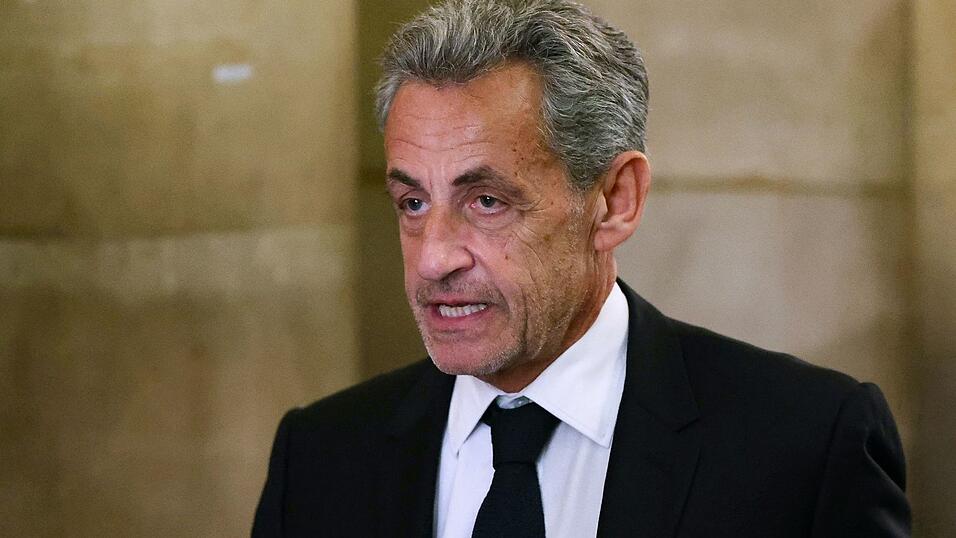 Sarkozy weist die Vorwürfe von sich und kämpft in Berufung gegen eine fünfjährige Haftstrafe. Sarkozy weist die Vorwürfe von sich und kämpft in Berufung gegen eine fünfjährige Haftstrafe.