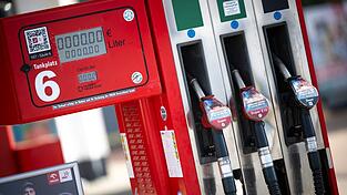 Nach Einschätzung des ADAC sind die Spritpreise nach wie vor zu hoch. (Symbolfoto) Nach Einschätzung des ADAC sind die Spritpreise nach wie vor zu hoch. (Symbolfoto)