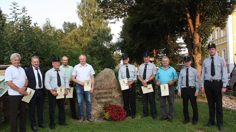 Die geehrten Fördermitglieder mit 2. Bürgermeister Reinhard Heitzer, Vorsitzender Tobias Mühlbauer und Kommandant Josef Berlinger. Die geehrten Fördermitglieder mit 2. Bürgermeister Reinhard Heitzer, Vorsitzender Tobias Mühlbauer und Kommandant Josef Berlinger.