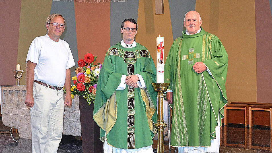 Stadtpfarrer Josef Paulus (rechts) und Pfarrgemeinderatssprecher Heribert Zenk (links) begrüßten den neuen Kaplan Maximilian Moosbauer in der Stadtpfarrkirche. Stadtpfarrer Josef Paulus (rechts) und Pfarrgemeinderatssprecher Heribert Zenk (links) begrüßten den neuen Kaplan Maximilian Moosbauer in der Stadtpfarrkirche.