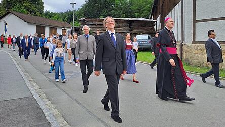 Pfarrer Michael Reißer, Weihbischof Graf und Pfarrvikar Joseph Kizhakepurathu führen den Festzug an.