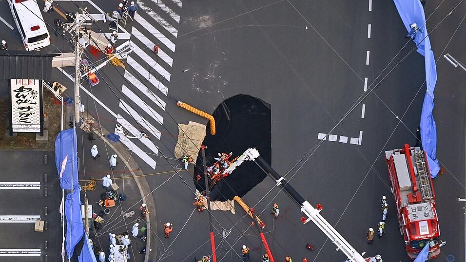 Rettungskräfte holten einen Mann aus diesem Erdloch in Japan. Rettungskräfte holten einen Mann aus diesem Erdloch in Japan.