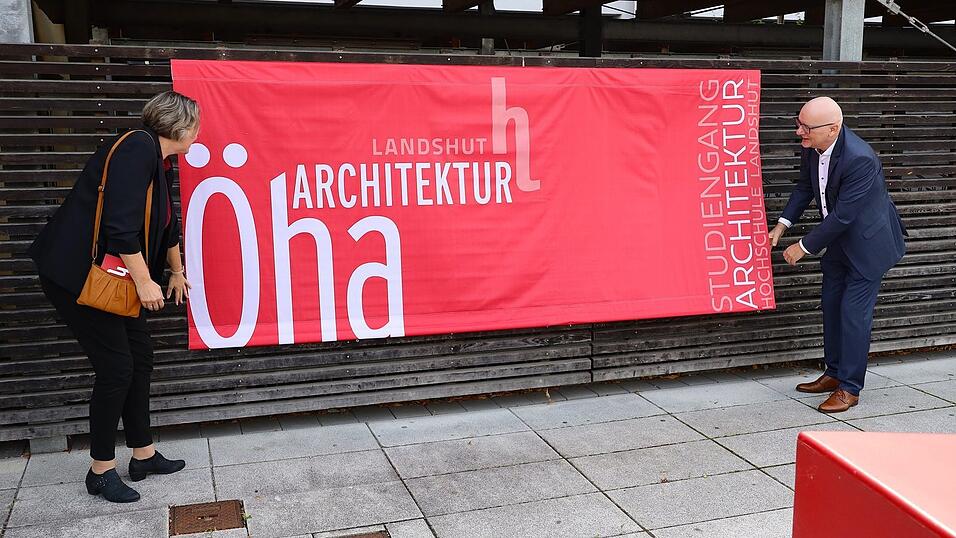 Da schau her! Hochschulpräsidentin Prof. Michaela Wirtz mit Oberbürgermeister Alexander Putz beim Entrollen des Hochschulbanners am Interimsstandort der alten Realschule an der Christoph-Dorner-Straße.
