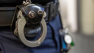 Der 26-Jährige sitzt laut Polizei inzwischen in Untersuchungshaft. (Symbolbild)