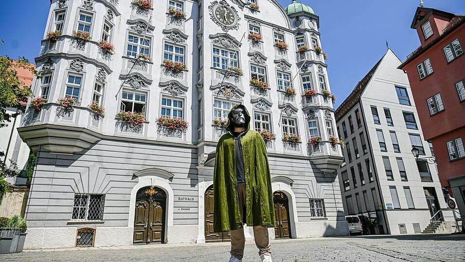 Oberbürgermeister Jan Rothenbacher wirbt als Bösewicht «Doctor Doom» dafür, dass der nächste Marvel-Film in Memmingen Premiere feiert. Oberbürgermeister Jan Rothenbacher wirbt als Bösewicht «Doctor Doom» dafür, dass der nächste Marvel-Film in Memmingen Premiere feiert.