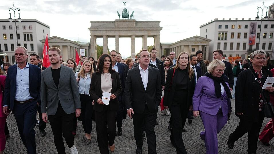 Am Dienstagabend zieht die SPD-Bundestagsfraktion zum Bebelplatz in Berlin, wo die Nazis einst Bücher verbrannten. Am Dienstagabend zieht die SPD-Bundestagsfraktion zum Bebelplatz in Berlin, wo die Nazis einst Bücher verbrannten.