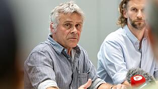Der Direktor des Nürnberger Tiergartens, Dag Encke, hat nach der Tötung von Pavianen Morddrohungen erhalten. Rechts neben ihm sitzt sein Stellvertreter Jörg Beckmann. (Archivbild)