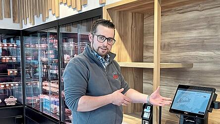 Martin Zellner an der Selbstbedienungskasse. Er zeigt sich zufrieden mit den bisherigen Erfahrungen in seinem neuen Laden.
