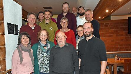 Die Stadtratsbewerber der Liste SPD/Freie Bürger mit Landratskandidat Steve Brachwitz (r.) und dem SPD-Ortsvorsitzenden Wolfgang Kerscher. Spitzenkandidat Michael Roeßgen fehlt wegen eines Auslandsaufenthalts. Die Stadtratsbewerber der Liste SPD/Freie Bürger mit Landratskandidat Steve Brachwitz (r.) und dem SPD-Ortsvorsitzenden Wolfgang Kerscher. Spitzenkandidat Michael Roeßgen fehlt wegen eines Auslandsaufenthalts.