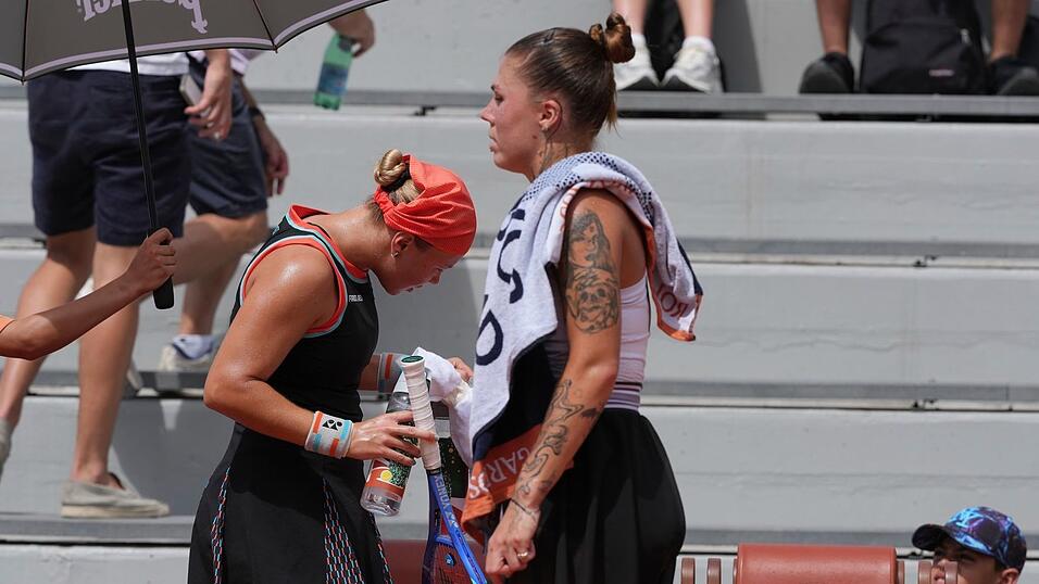 Beim Tennismatch der Russin Diana Schnaider (l) gegen die Ukrainerin Oleksandra Olijnykowa ging es um mehr als nur Sport.