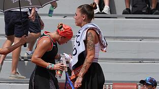 Beim Tennismatch der Russin Diana Schnaider (l) gegen die Ukrainerin Oleksandra Olijnykowa ging es um mehr als nur Sport.
