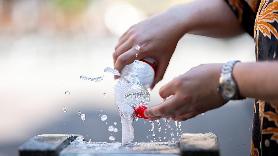 In diesen Tagen sollte viel Wasser getrunken werden. (Archivbild)