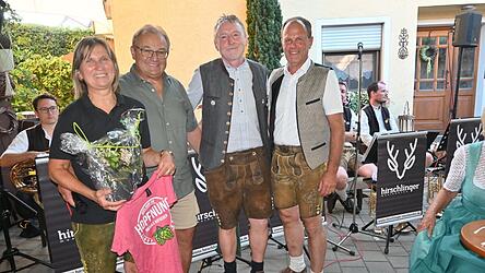 Renate und Georg Schmidt, Alois Spenger, Vorsitzender des SC Kirchroth, sowie B&uuml;rgermeister Leonhard Berger (v. l.) feierten das Jubil&auml;um mit.