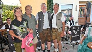 Renate und Georg Schmidt, Alois Spenger, Vorsitzender des SC Kirchroth, sowie Bürgermeister Leonhard Berger (v. l.) feierten das Jubiläum mit. Renate und Georg Schmidt, Alois Spenger, Vorsitzender des SC Kirchroth, sowie Bürgermeister Leonhard Berger (v. l.) feierten das Jubiläum mit.