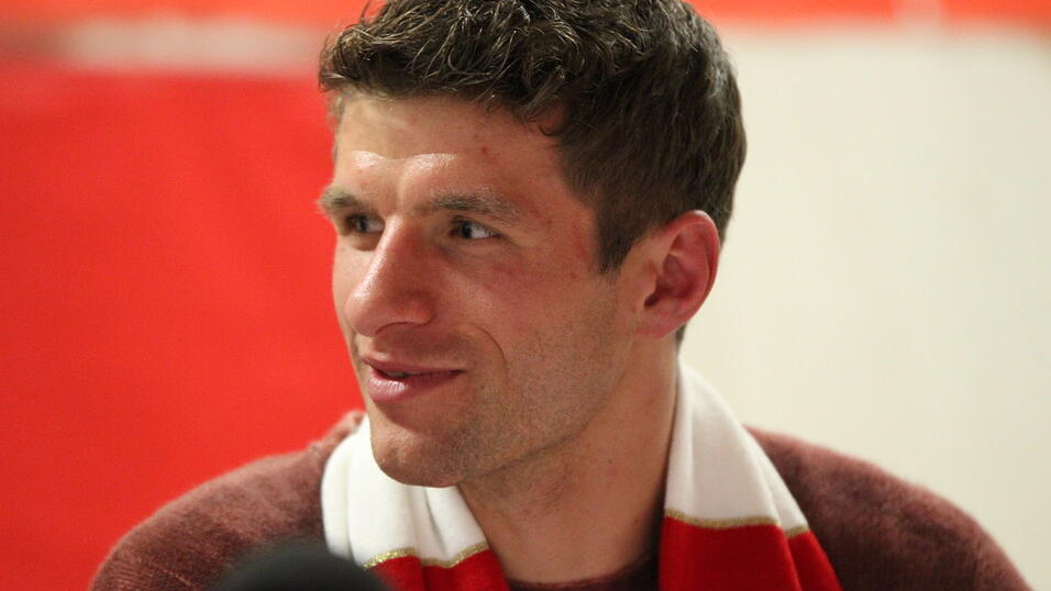Thomas Müller besuchte am Sonntagnachmittag den 'FC Bayern-Fanclub Straubing '93'. (Foto: Fabian Roßmann) Thomas Müller besuchte am Sonntagnachmittag den 'FC Bayern-Fanclub Straubing '93'. (Foto: Fabian Roßmann)