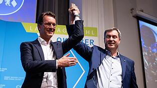 Hendrik Wüst (CDU) und Markus Söder (CSU) bei einer CSU-Wahlkampfveranstaltung 2023 in München. (Archivbild)