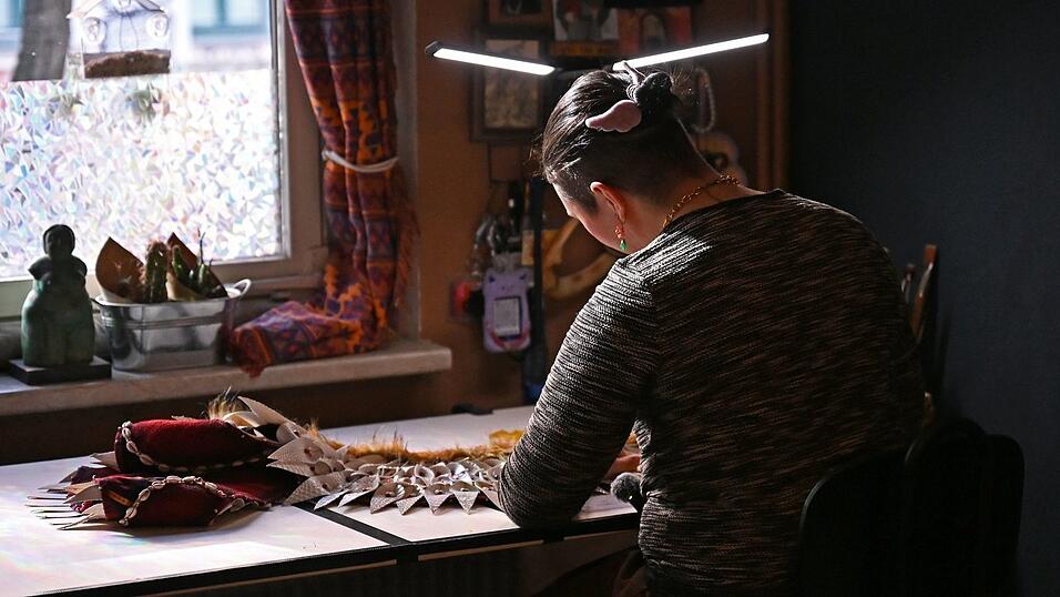 Zwischen sechs und sieben Monaten sitzt Toni an ihren Kost&uuml;men.