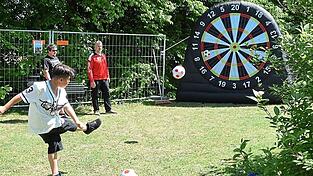 Der TSV Moosburg lud zum Dartfu&szlig;ball ein.