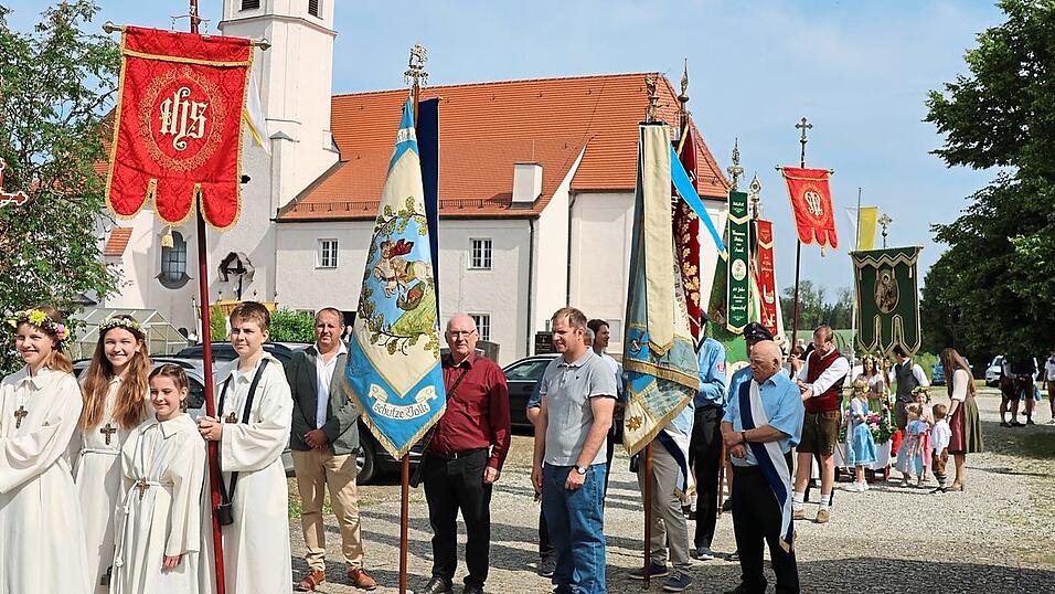 Nach dem Pfarrgottesdienst fand in der Pfarrei Schweinersdorf die Fronleichnamsprozession statt. Die beiden neuen roten Kirchenfahnen wurden von Ministranten getragen. Nach dem Pfarrgottesdienst fand in der Pfarrei Schweinersdorf die Fronleichnamsprozession statt. Die beiden neuen roten Kirchenfahnen wurden von Ministranten getragen.