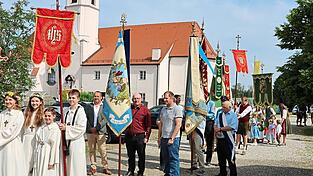 Nach dem Pfarrgottesdienst fand in der Pfarrei Schweinersdorf die Fronleichnamsprozession statt. Die beiden neuen roten Kirchenfahnen wurden von Ministranten getragen. Nach dem Pfarrgottesdienst fand in der Pfarrei Schweinersdorf die Fronleichnamsprozession statt. Die beiden neuen roten Kirchenfahnen wurden von Ministranten getragen.