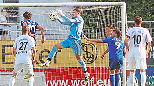 Alles im Griff: SVL-Keeper Daniel M&uuml;hl (am Ball) ist der sichere R&uuml;ckhalt der Landshuter Defensive - und wird auch gegen Heimstetten wieder ein wichtiger Faktor f&uuml;r einen Dreier und das Weiterkommen im Pokal.