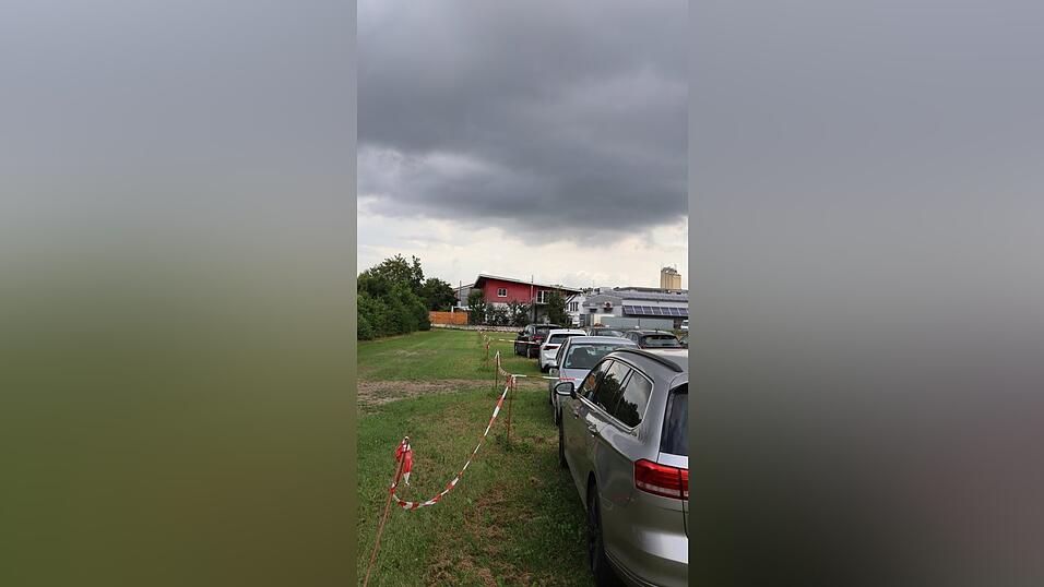 Die Schreinerwiese, vom Volksfestplatz knapp 150 Meter entfernt, ist am Samstag kein Parkplatz für Besucher. Die Schreinerwiese, vom Volksfestplatz knapp 150 Meter entfernt, ist am Samstag kein Parkplatz für Besucher.