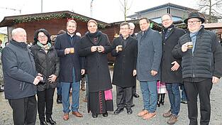 Empfang mit dem Bischof Stefan Oster und den drei Bürgermeistern am Christkindlmarkt.
