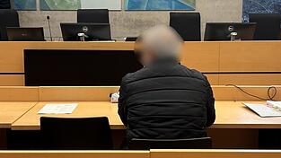 Der angeklagte Sohn schüttelte im Prozess immer wieder den Kopf. (Archivbild)