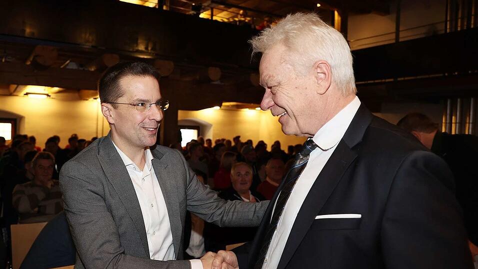 Heimspiel für den Haibacher: Bundesminister Alois Rainer (rechts) beim Handshake mit BFV-Präsident Christoph Kern. Heimspiel für den Haibacher: Bundesminister Alois Rainer (rechts) beim Handshake mit BFV-Präsident Christoph Kern.