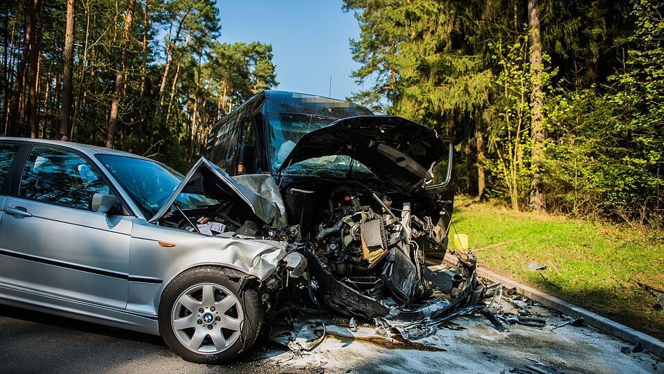 Die Fahrzeuge krachten wohl frontal ineinander.