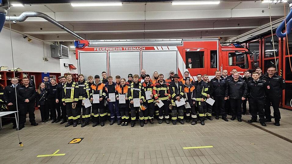 Diese jungen Feuerwehrler legten ihre Zwischenprüfung zur Modularen Truppausbildung (MTA) erfolgreich ab. Diese jungen Feuerwehrler legten ihre Zwischenprüfung zur Modularen Truppausbildung (MTA) erfolgreich ab.