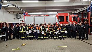 Diese jungen Feuerwehrler legten ihre Zwischenprüfung zur Modularen Truppausbildung (MTA) erfolgreich ab. Diese jungen Feuerwehrler legten ihre Zwischenprüfung zur Modularen Truppausbildung (MTA) erfolgreich ab.