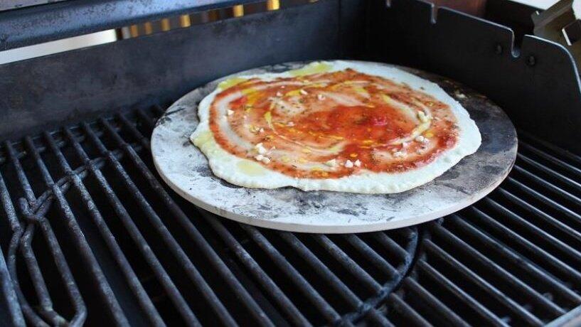 Der Pizzastein - anders wird es auch auf dem Grill kompliziert.