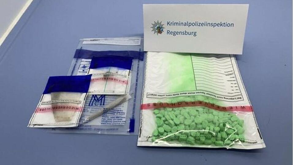 Schleierfahnder haben diese Ecstasy-Tabletten auf der A3 bei Wörth an der Donau entdeckt und sichergestellt. Schleierfahnder haben diese Ecstasy-Tabletten auf der A3 bei Wörth an der Donau entdeckt und sichergestellt.