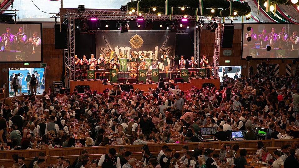 Echte Blasmusikfans lie&szlig;en sich den Montagabend im Festzelt Weckmann nicht entgehen.