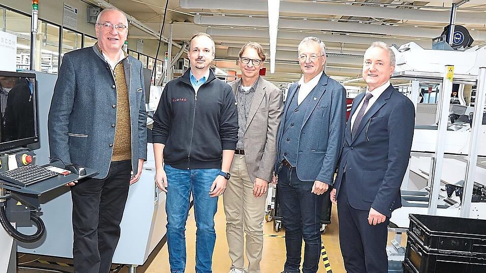 Landrat Franz Löffler, Eigentümer Klaus Fischer, der Wirtschaftsreferent des Landkreises Klaus Schedlbauer, Bürgermeister Markus Ackermann und Geschäftsführer Christoph Zistler (von links) machten beim Rundgang durch die Produktionshallen auch in der Elektronikfertigung Halt.