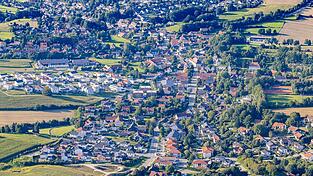 Fluss Erlbach umgibt idyllisch die Gemeinde Buch. Die amtierende B&uuml;rgermeisterin tritt als einzige Kandidatin zur Wahl an.