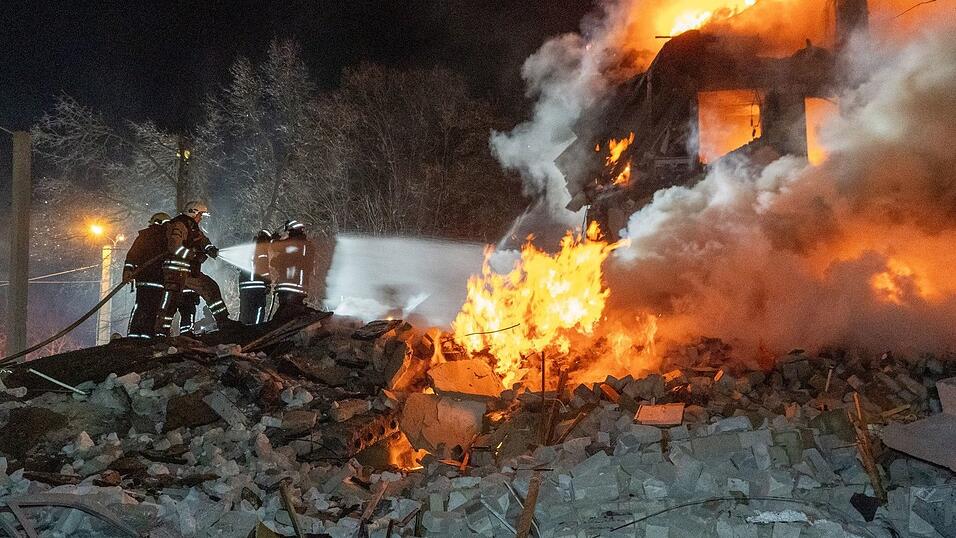 In den Tr&uuml;mmern des von einer Rakete getroffenen Wohnhauses gab es mehrere Tote und Verletzte.