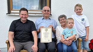 B&uuml;rgermeister Andreas Eckl (l.) &uuml;berbrachte die Gl&uuml;ckw&uuml;nsche der Gemeinde zur diamantenen Hochzeit von Hans und Emilie Haimerl, die ihr Jubil&auml;um gemeinsam mit ihrer Familie und den Urenkeln feierten.