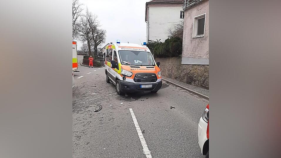 Mit diesem Rettungswagen prallte das Auto zusammen. Mit diesem Rettungswagen prallte das Auto zusammen.